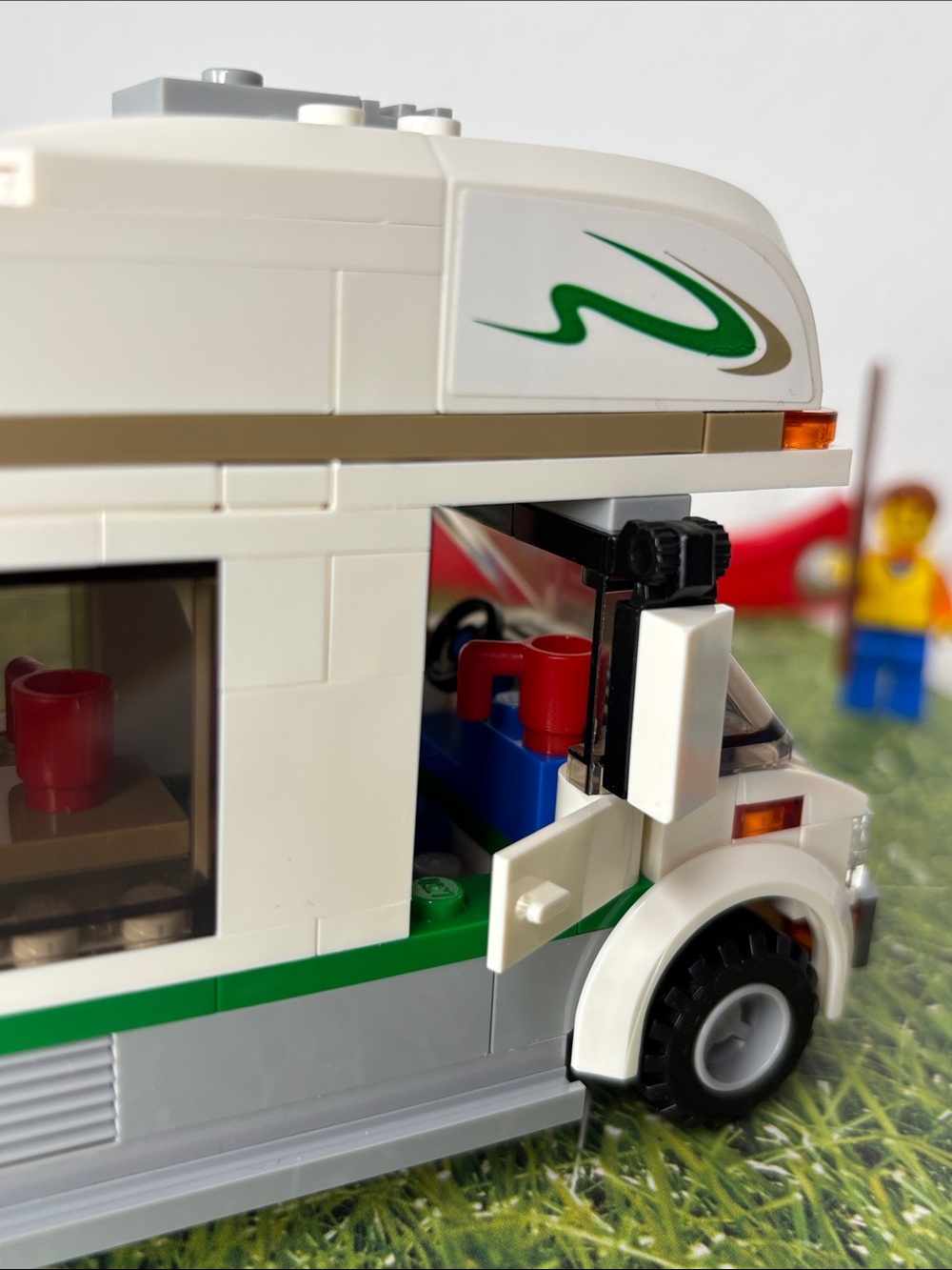 Lego Camper Van Set 60057 with Red Canoe - Picture 10 of 12